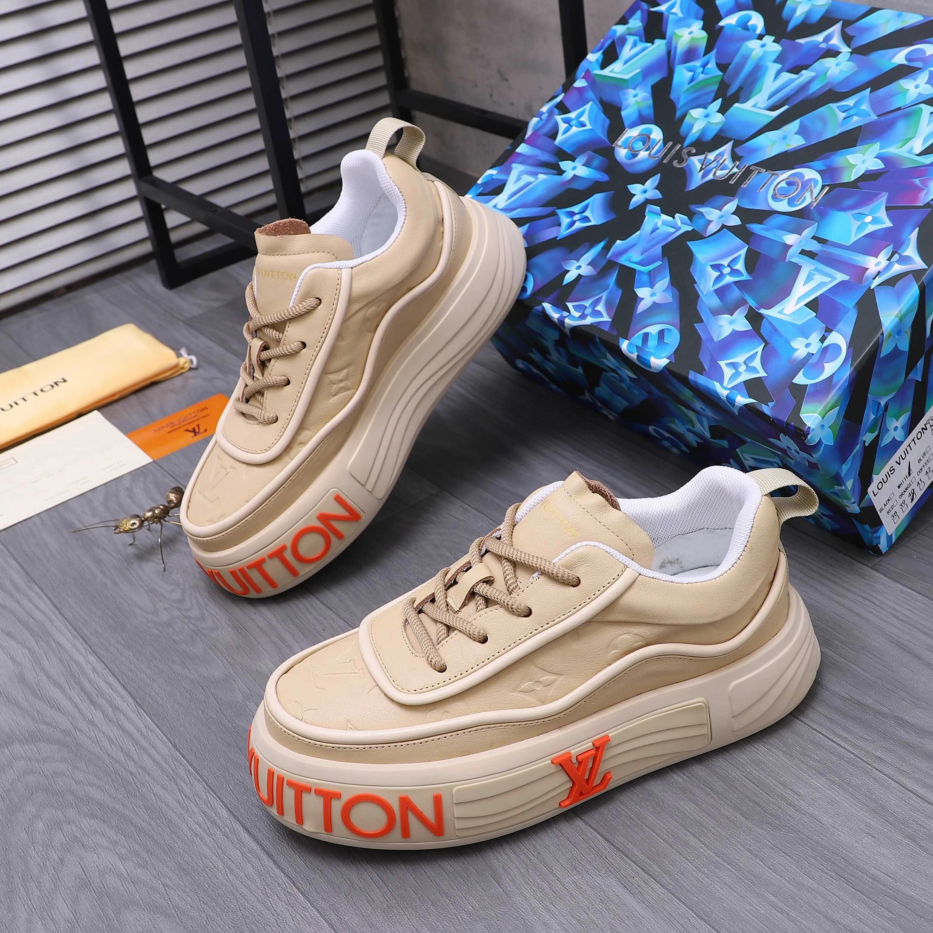 Men's shoes 💰560 Product trademark: LV [Louis Vuitton] casual shoes, regular size. Size: 38-46 (38.45.46 is custom-made and non-returnable) Product materials: Selected high-quality cowhide stitching embossed cowhide upper, cowhide insole, mesh lining, original outsole